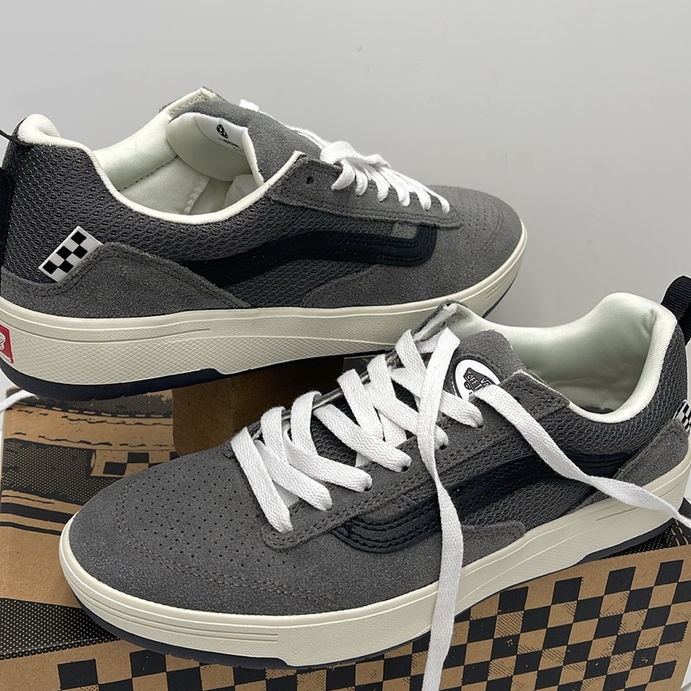 Vans WMNS Zahba Grey/Black
VN0007QQN43
Sneakers - Picture 10 of 16